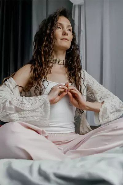 7 Mudras for removing dark circles and their benefits.